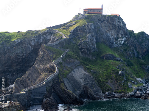 paisaje de una isla donde se ven unas escaleras para subir a la cima. 