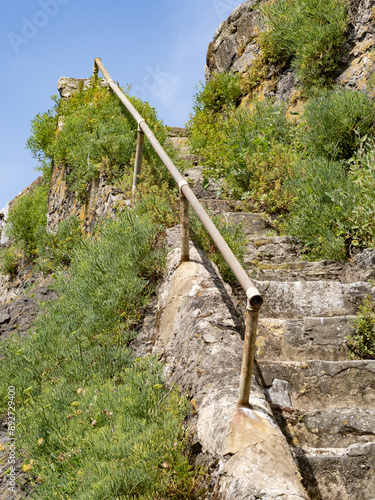 escalera de piedra ascendiendo por la montaña