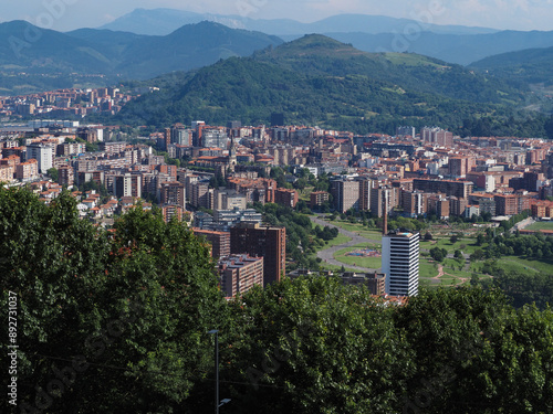 paisaje con vista a la ciudad a los lejos y montañas de fondo