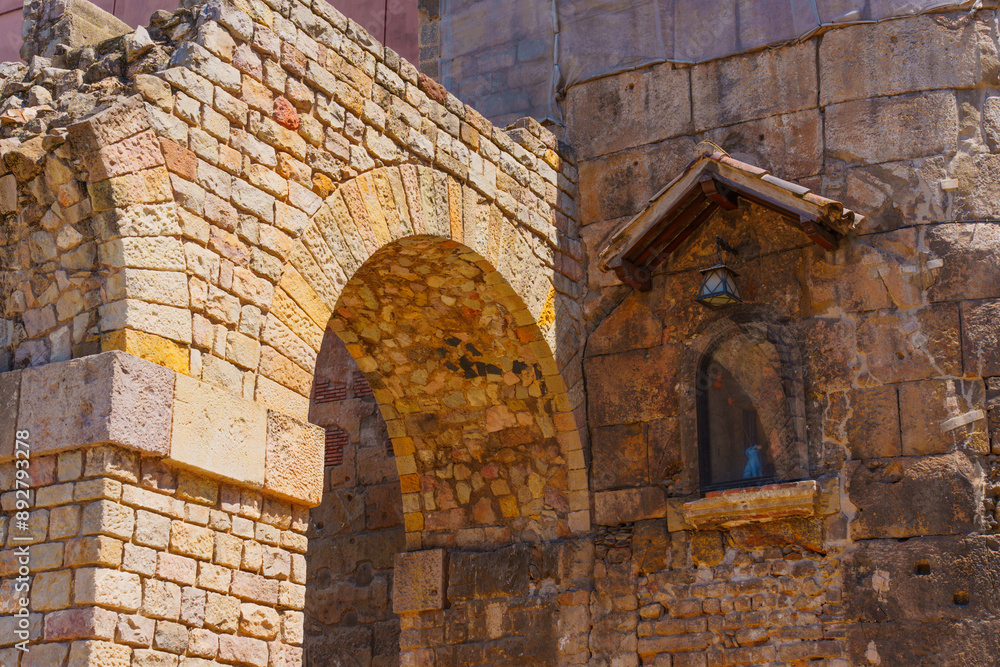 Naklejka premium Old Archway And Niche In Historic Barcelona Structure