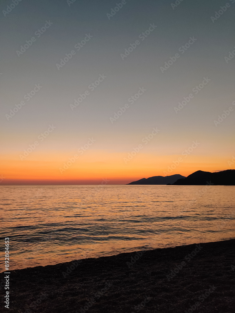 Naklejka premium beautiful dramatic landscape of sunset on the sea beach