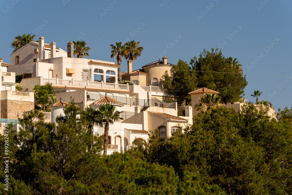 Obraz premium Domki na wzgórzu w Hiszpanii