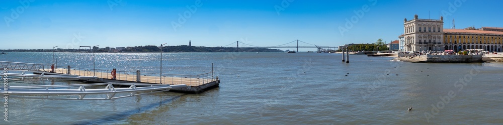 Obraz premium View of the terreiro do paçoo and quay of columns in Lisbon.