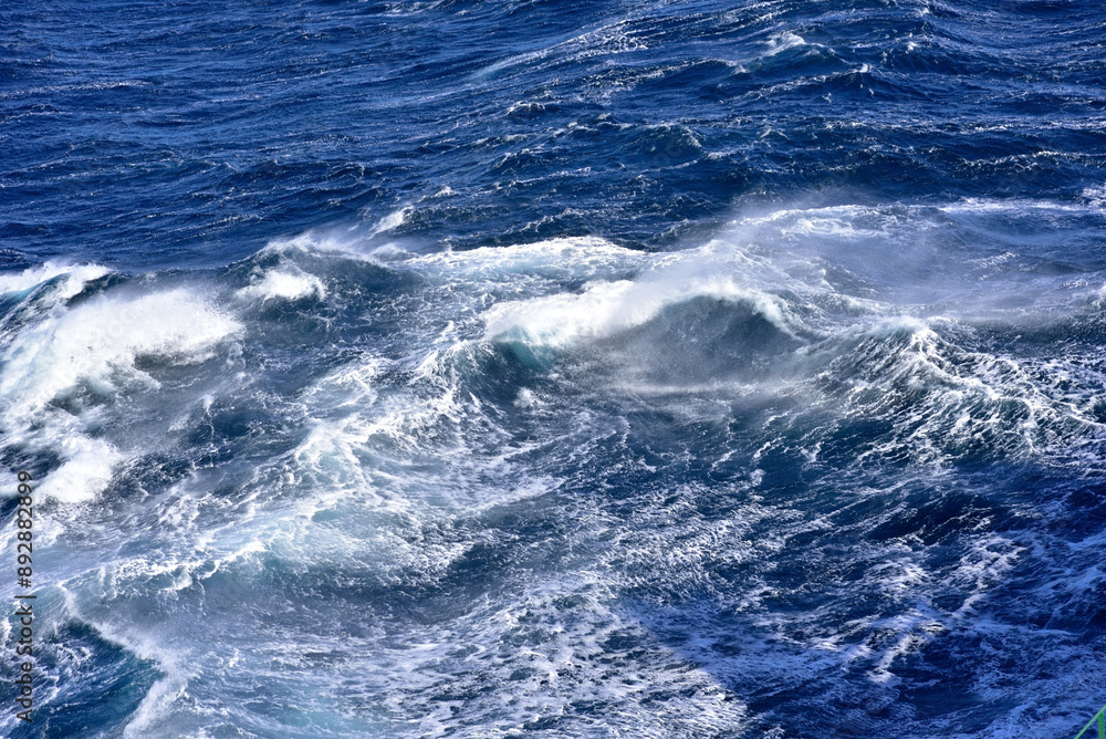 Obraz premium Big waves at open sea. Summer monsoon in Indian Ocean