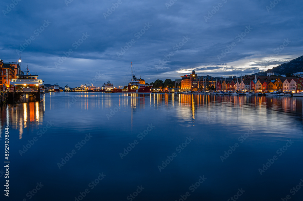 Obraz premium View of Vagen harbor and the colorful buildings of Bryggen at dusk in Bergen, Norway