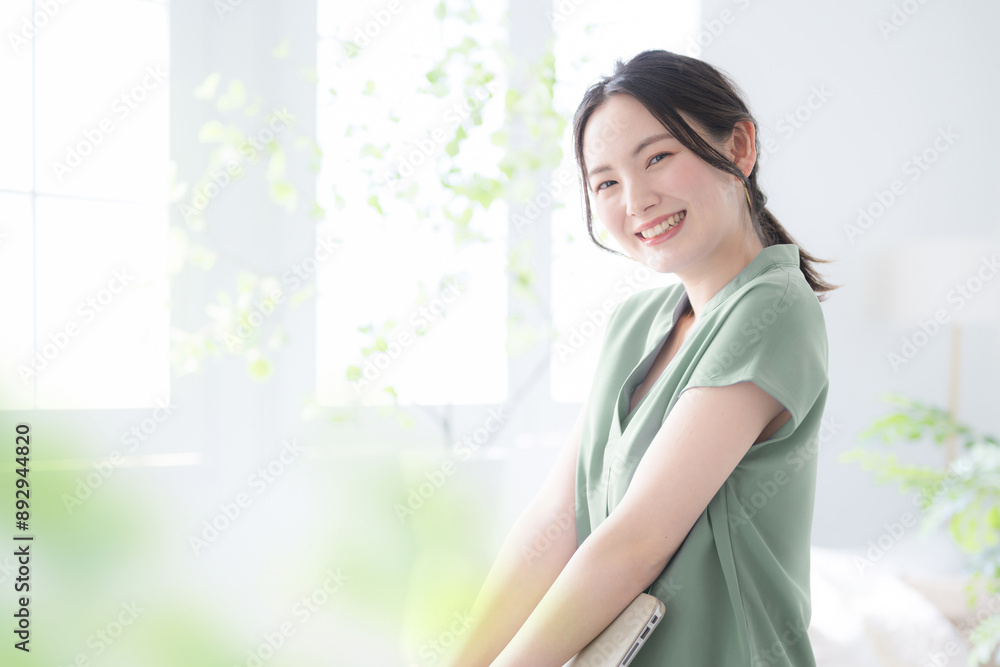 メインビジュアルにも！ノートパソコンを持つ若いかわいい女性　転職や採用ビジネスなどに