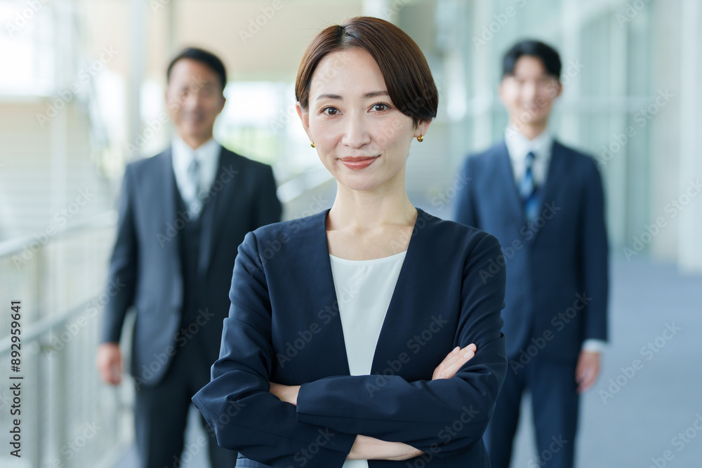 腕組みをするビジネスウーマンのポートレート