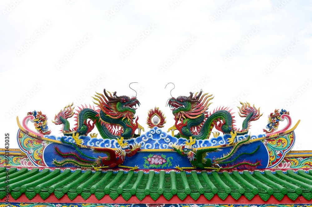 Obraz premium The Beautiful Double Chinese dragons on the temple roof with blue sky background at Guan Yu Shrine at Bangkok, Thailand