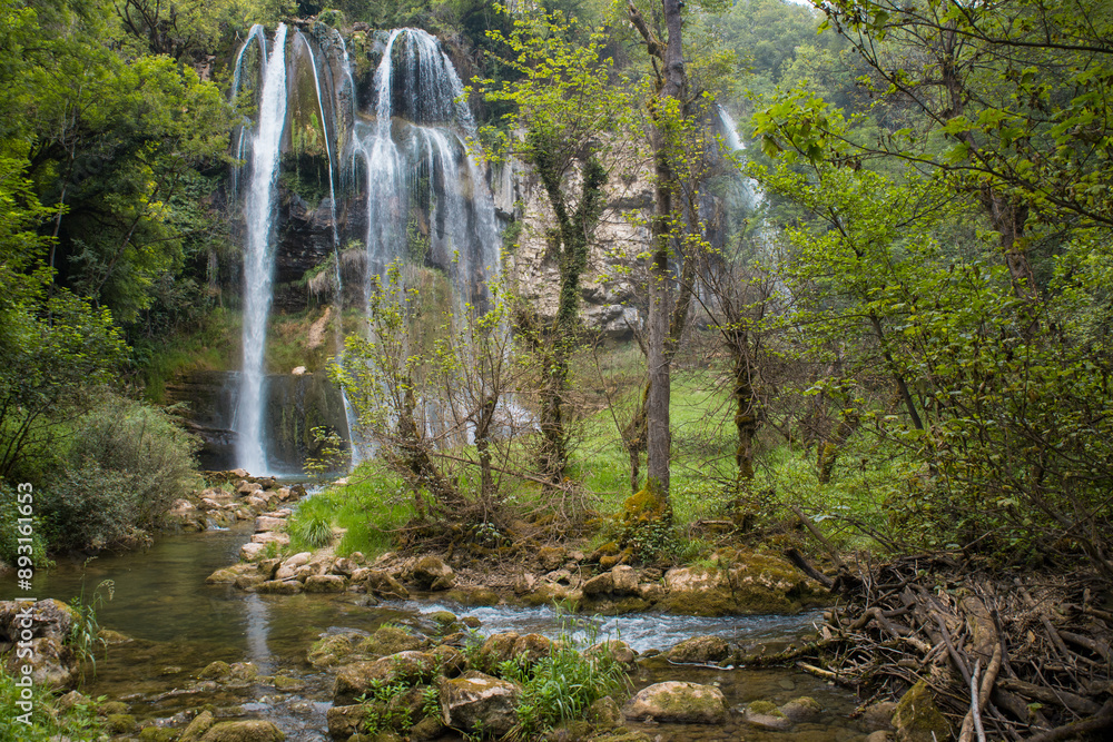 La Cascade des Dards est située dans la sud de la région du Bugey, à proximité de Cheignieu la Balme dans l'Ain. Source de fraîcheur dans un cadre naturel somptueux La Cascade des Dards est située dans la sud de la région du Bugey, à proximité de Cheignieu la Balme dans l'Ain. Source de fraîcheur dans un cadre naturel somptueux