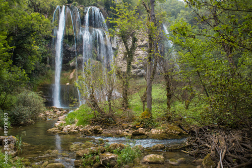 La Cascade des Dards est située dans la sud de la région du Bugey, à proximité de Cheignieu la Balme dans l'Ain. Source de fraîcheur dans un cadre naturel somptueux