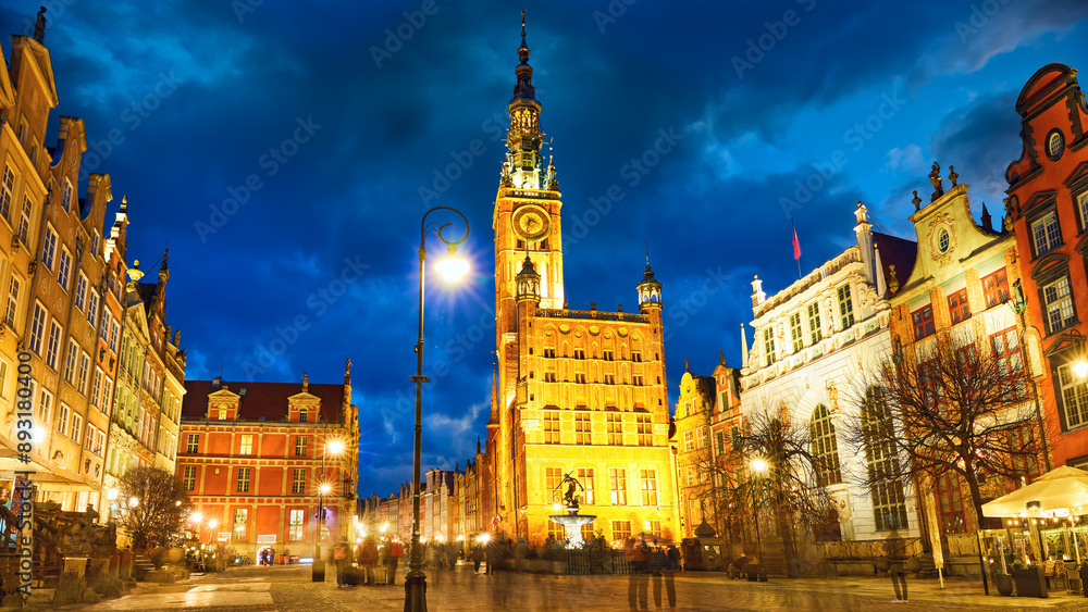 Fototapeta premium Main City Hall at Dlugi Targ Square in the old city center of Gdansk at dusk, Poland