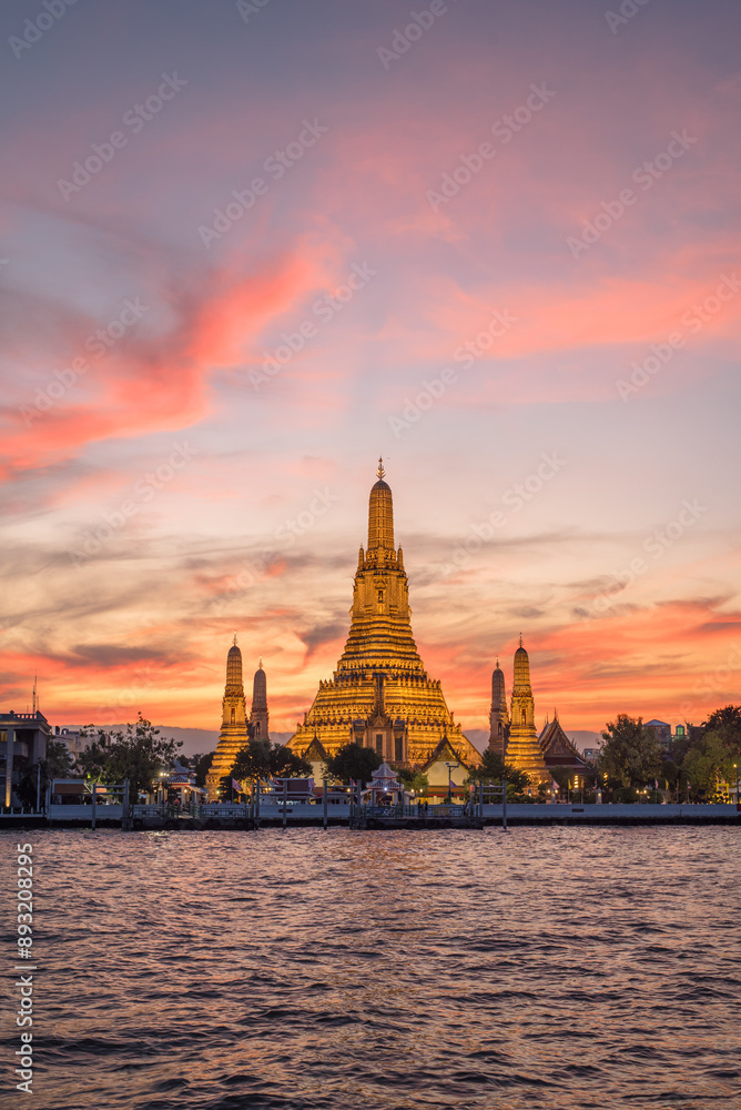 Wat Arun Ratchawararam (the Temple of Dawn) at sunset, Bangkok, Thailand Wat Arun Ratchawararam (the Temple of Dawn) at sunset, Bangkok, Thailand