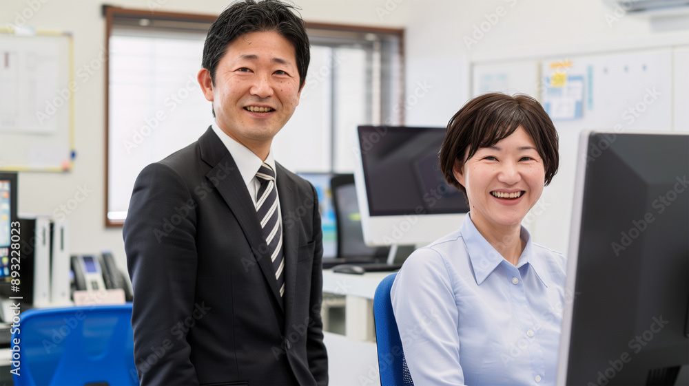 オフィスの笑顔の日本人社員 オフィスの笑顔の日本人社員