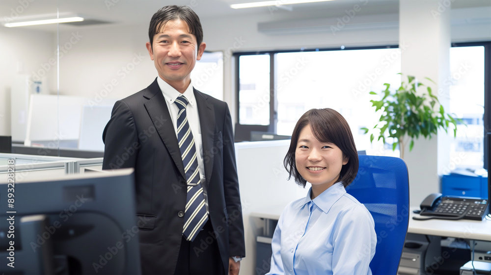 オフィスの笑顔の日本人社員 オフィスの笑顔の日本人社員