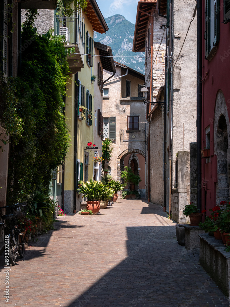Vue dans une rue de Mandello del lario Vue dans une rue de Mandello del lario