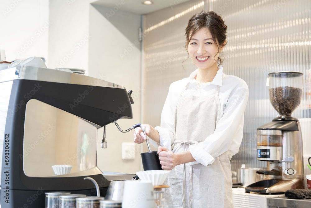 カフェで働いているエプロン姿の女性 カフェで働いているエプロン姿の女性