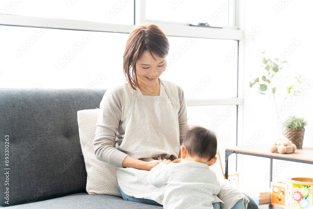 家の中で赤ちゃんと遊んでいる女性 家の中で赤ちゃんと遊んでいる女性