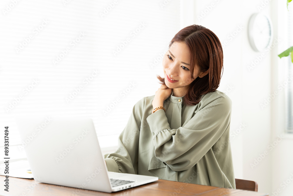 オフィスで肩を触っている女性