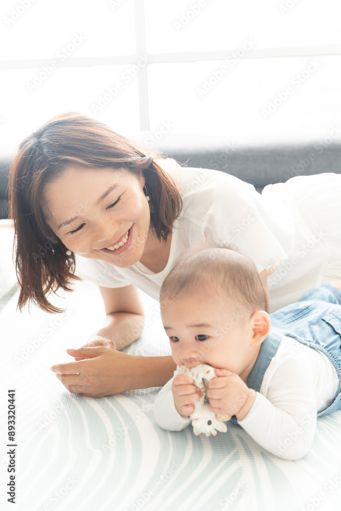 赤ちゃんを見て笑っている母親 赤ちゃんを見て笑っている母親