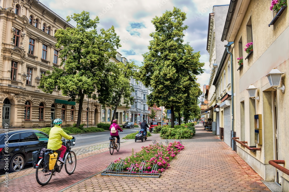forst, deutschland - radfahrer in der sanierten altstadt