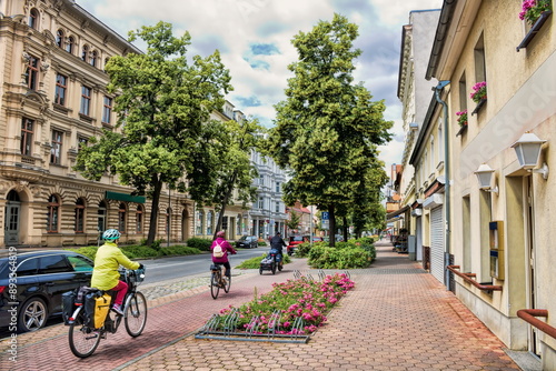 Obraz na płótnie forst, deutschland - radfahrer in der sanierten altstadt w salonie