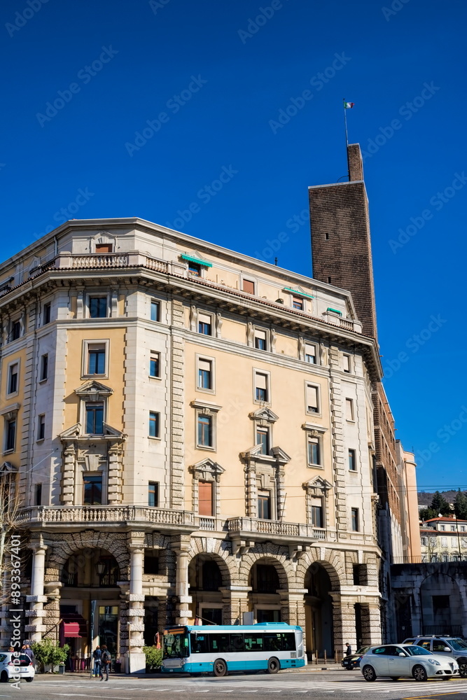 triest, italien - palazzo mit geschlechterturm an der piazza oberdan