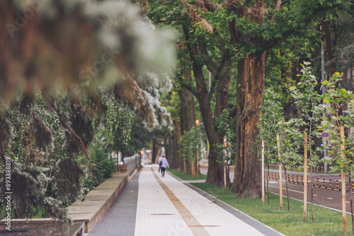 Canvas Print blurred people walking in the street