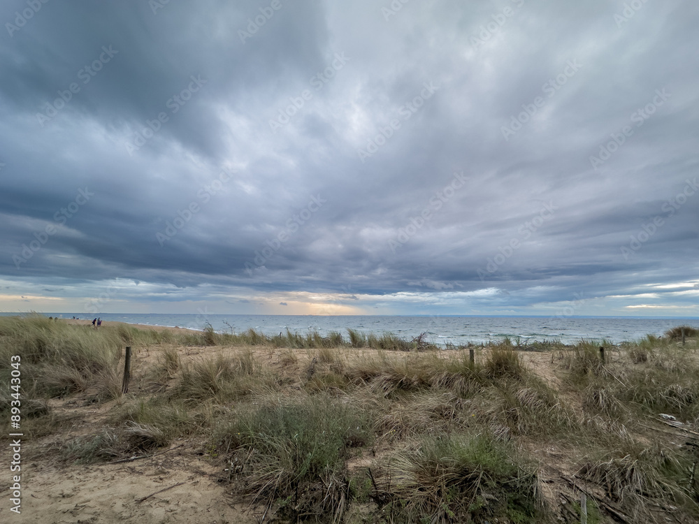 burzowe chmury nad dziką plażą na Helu, Polska burzowe chmury nad dziką plażą na Helu, Polska