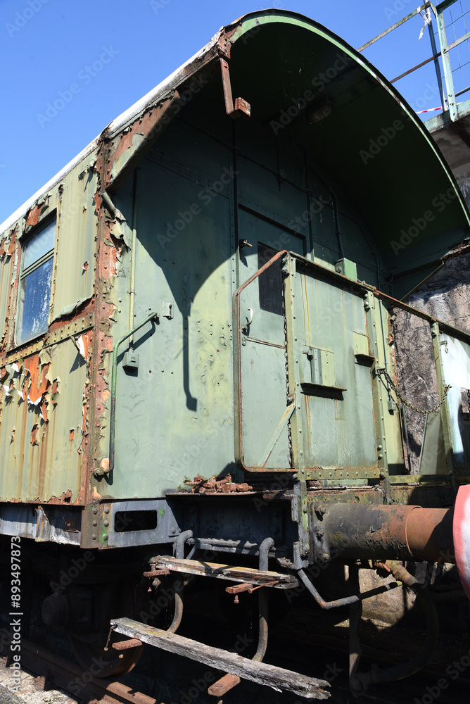 alter verrosteter Personenwaggon, lost place alter verrosteter Personenwaggon, lost place