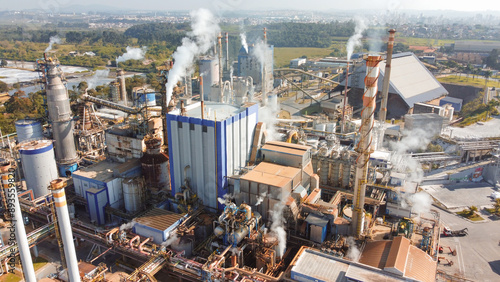 Visão aérea drone de uma produção industrial de papel e celulose na cidade de Suzano, São Paulo, Brasil	