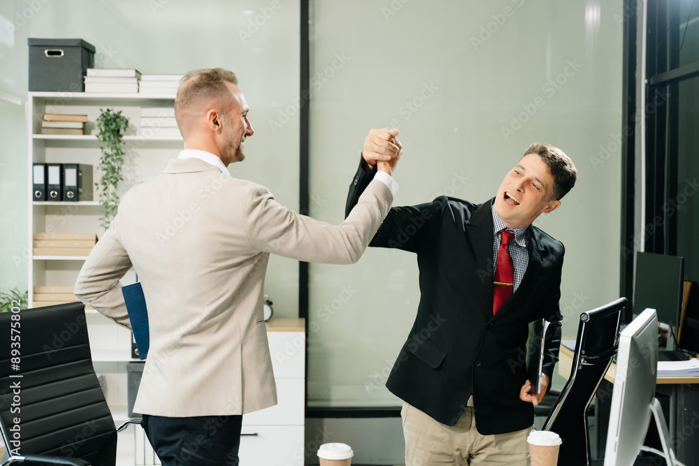 Those who work hard, win in the conference room new startup project