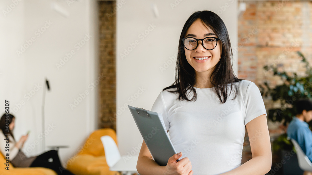 Φωτογραφία Confident young asian businesswoman girl student marketing smm manager social me