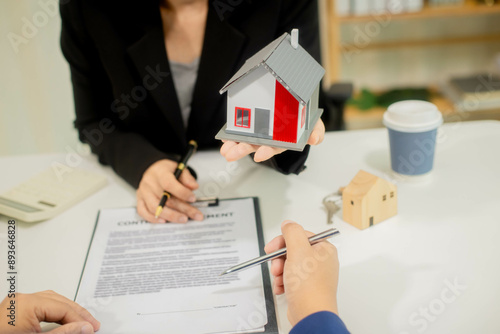 Foto Selling addresses and houses to customers