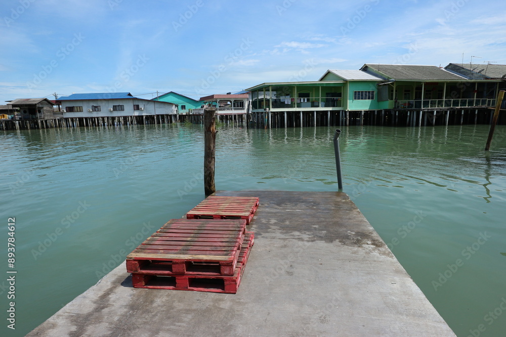 Naklejka premium ケタム島の桟橋と水上集落