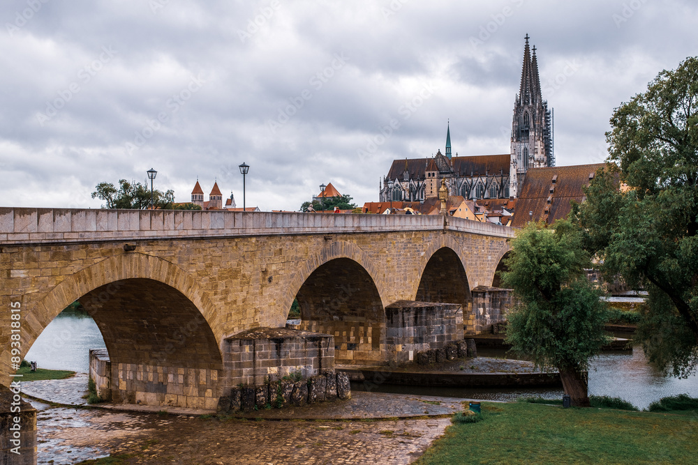 Obraz premium Panoramic view over the Stone Bridge to the Regensburg Cathedral in Germany.