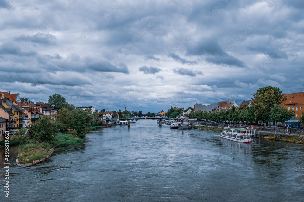 Obraz premium Panoramic view of Regensburg's old town on the Danube in Germany.
