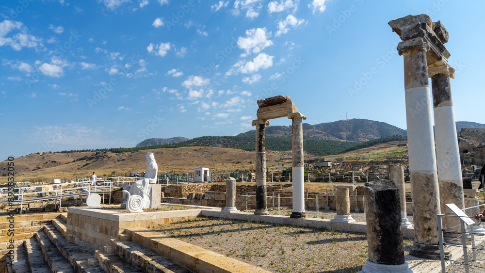 Obraz premium Ancient city Hierapolis or Holy City near of Pamukkale or Cotton Castle. Phrygian cult center of Anatolian mother goddess of Cybele