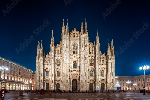 Fotografía Duomo di Milano, fotografia notturna della famosa cattedrale Italiana, punto di
