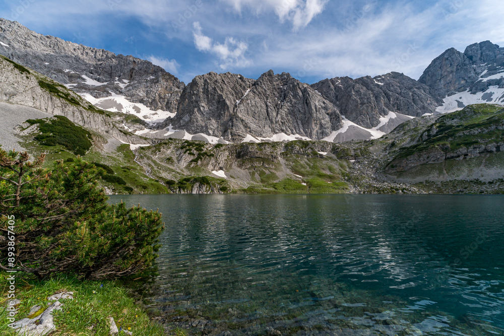 Panoramic mountain tour in Ehrwald via the Tajatorl to the Drachensee and Seebensee lakes Panoramic mountain tour in Ehrwald via the Tajatorl to the Drachensee and Seebensee lakes