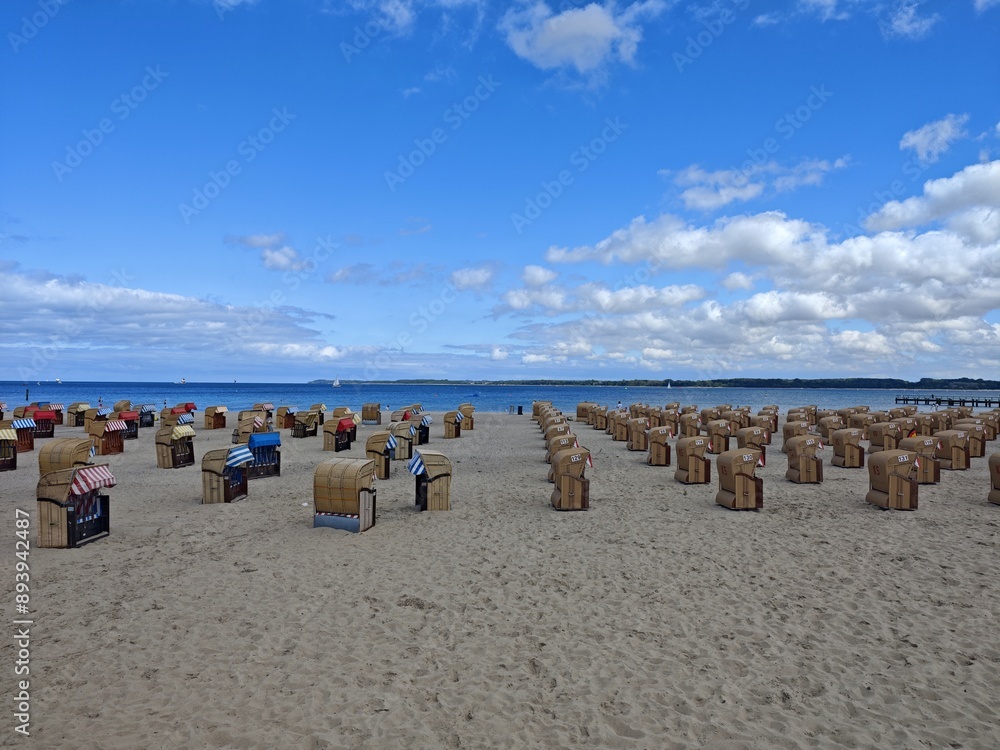 Strandkörbe eine häfte unordentlich eine in Reihen Strandkörbe eine häfte unordentlich eine in Reihen