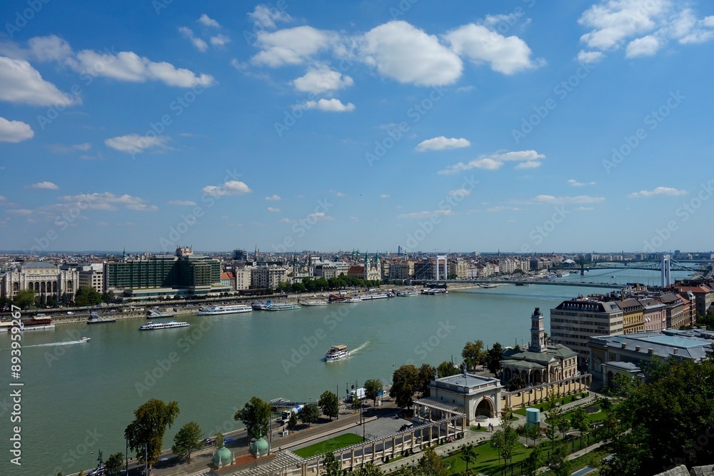Obraz premium Budapest, Hungary's capital city, sits on the Danube River in Eastern Europe
