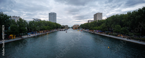 Foto Vue panoramique du Bassin de la Villette pendant le crépuscule à Paris
