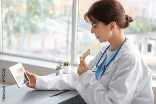 Female doctor with pills vi...