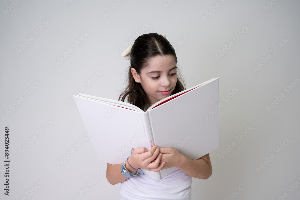 Niña leyendo en fondo blanco Niña leyendo en fondo blanco