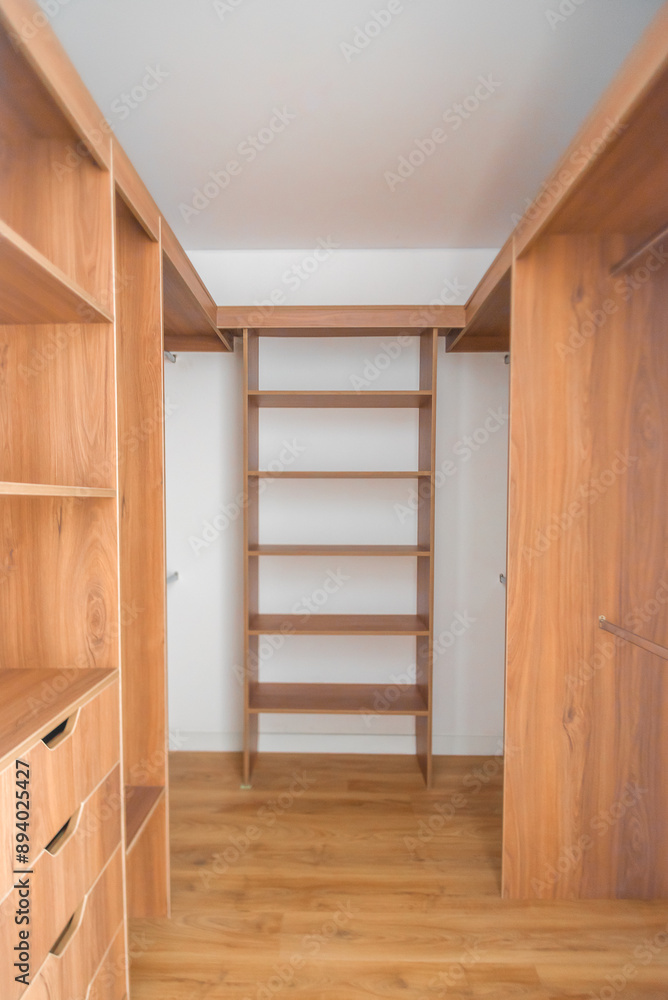 walk in close con acabos de madera walk in close con acabos de madera