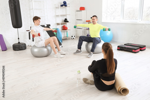 Sporty young man training w...