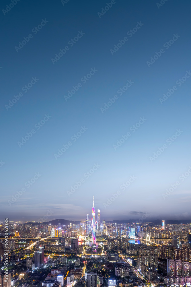 Obraz premium A Stunning Aerial View of a Vibrant City Skyline at Dusk