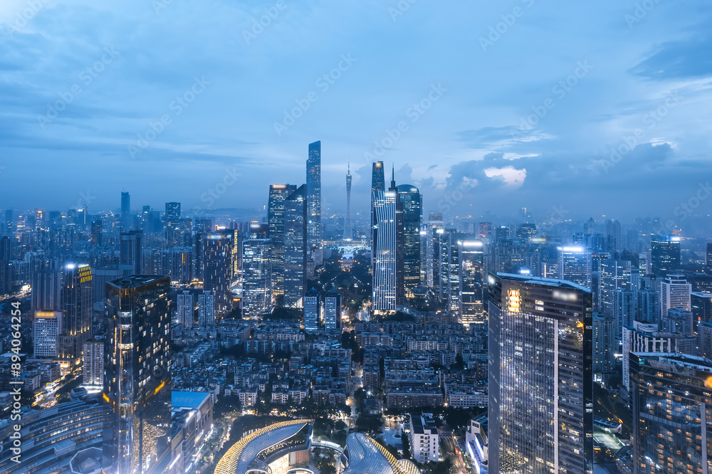 Fototapeta premium Stunning Twilight Cityscape Overview with Skyscrapers Illuminated