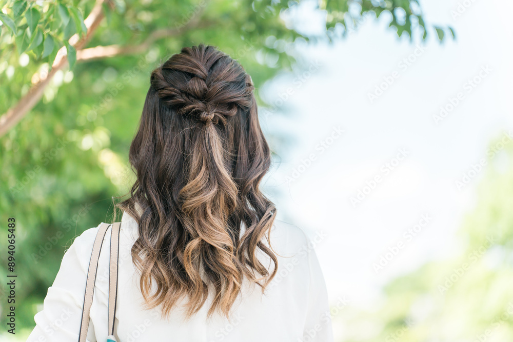 街路樹の下を歩く若いアジア人ビジネスウーマンの後ろ姿(ヘアスタイル・ヘアメイク・巻き髪)
街路樹の下を歩く若いアジア人ビジネスウーマンの後ろ姿(ヘアスタイル・ヘアメイク・巻き髪)