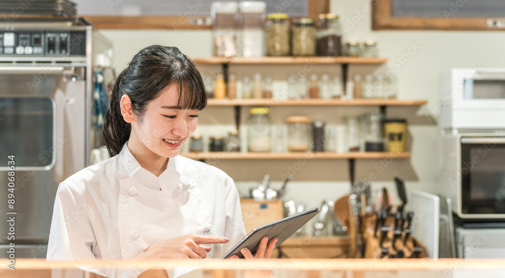タブレットで注文を確認するレストランスタッフ
タブレットで注文を確認するレストランスタッフ